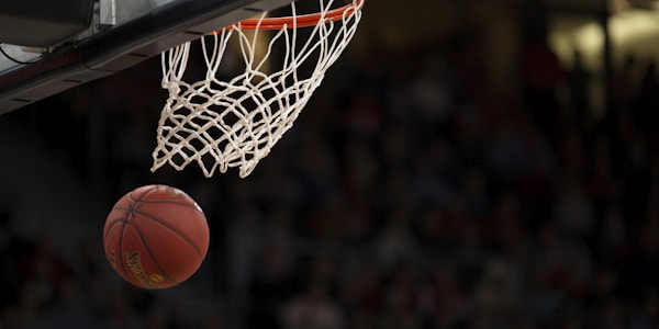 篮球NBA比赛直播画面，球员投篮瞬间